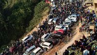 Foto: Saat Negeri di Atas Awan Gunung Luhur Macet