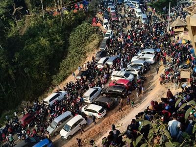 Foto: Saat Negeri di Atas Awan Gunung Luhur Macet