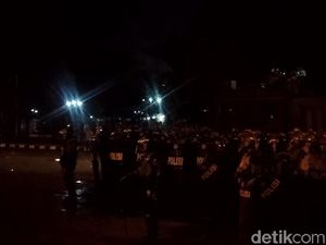 Polisi Masih Jaga Ketat Sekitar Gasibu, Sebagian Mahasiswa Masih Berkumpul