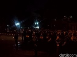 Polisi Masih Jaga Ketat Sekitar Gasibu, Sebagian Mahasiswa Masih Berkumpul