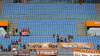 Bangku-bangku tribun tampak kosong.