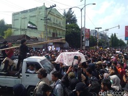 Gotong Keranda Mayat Save KPK, Massa Gejayan Memanggil: Innalillahi...