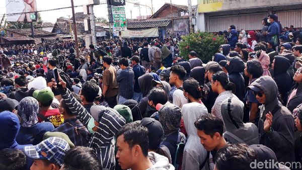 Massa Aksi Gejayan Memanggil Tumplek di Pertigaan Colombo