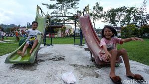 Melihat Keceriaan Anak-anak di Sinabang Bermain di Sore Hari