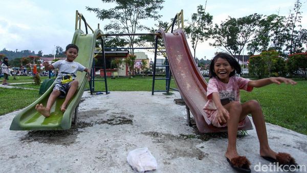 Melihat Keceriaan Anak-anak di Sinabang Bermain di Sore Hari