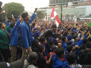 Massa Mahasiswa Turun ke Jalan Geruduk DPRD Banyumas Tolak UU KPK-RKUHP