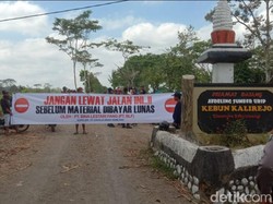Material Tak Dibayar, Karyawan Lokal Banyuwangi Blokir Jalan Perkebunan