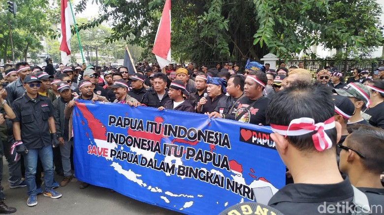 Massa di Bandung Bentangkan Spanduk Papua Itu Indonesia Massa di Bandung Bentangkan Spanduk Papua Itu Indonesia