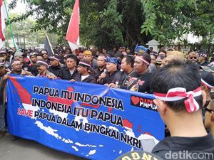Massa di Bandung Bentangkan Spanduk Papua Itu Indonesia