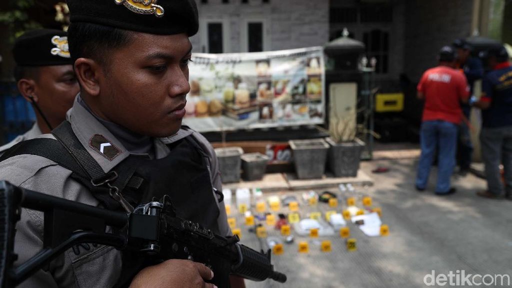 Melihat dari Dekat Densus 88 Geledah Rumah Terduga Teroris di Jakut