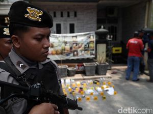Melihat dari Dekat Densus 88 Geledah Rumah Terduga Teroris di Jakut