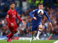 Tiga menit berselang, giliran upaya Mason Mount yang juga masih melenceng dari gawang Si Merah. Hingga laga tuntas, skor 1-2 untuk kemenangan Liverpool atas Chelsea bertahan. Istimewa/Eddie Keogh/Reuters.