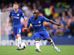Terus menekan, Chelsea akhirnya bisa mendapat satu gol di menit ke-71. Kante yang membobol gawang Adrian, usai meliuk-liuk di depan kotak penalti dan melepaskan tembakan yang melewati tiga bek lawan. Bola menghujam ke pojok kanan gawang Liverpool. Skor menjadi 1-2. Istimewa/Laurence Griffiths/Getty Images.