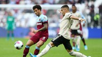 West Ham gantian mengancam di menit 62. Di dalam kotak penalti Yarmolenko menyodorkan umpan pendek pada Felipe Anderson. Dari sudut sempit Anderson melepaskan tembakan yang masih bisa diblok De Gea. Istimewa/Jordan Mansfield/Getty Images.