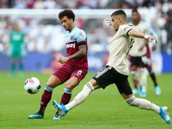 West Ham gantian mengancam di menit 62. Di dalam kotak penalti Yarmolenko menyodorkan umpan pendek pada Felipe Anderson. Dari sudut sempit Anderson melepaskan tembakan yang masih bisa diblok De Gea. Istimewa/Jordan Mansfield/Getty Images.