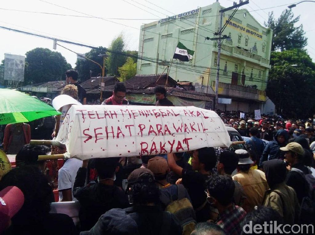 Bermacam Poster Menggelitik di Aksi #GejayanMemanggil Bermacam Poster Menggelitik di Aksi #GejayanMemanggil