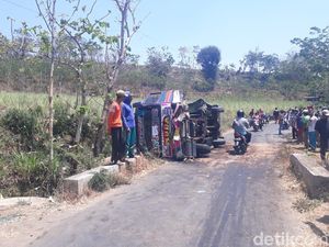 Bus Wisata Muat 19 Pelajar SD Terguling di Ngawi