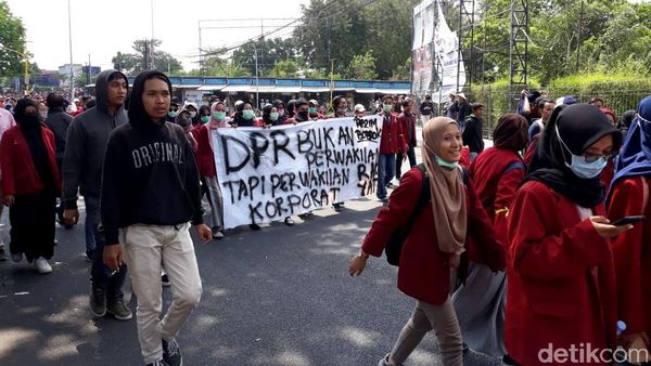 Massa Aksi Bergerak Menuju Lokasi Gejayan Memanggil