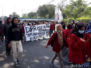 Massa Aksi Bergerak Menuju Lokasi Gejayan Memanggil