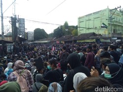 Saat Pertigaan Colombo Diduduki Massa Aksi Gejayan Memanggil