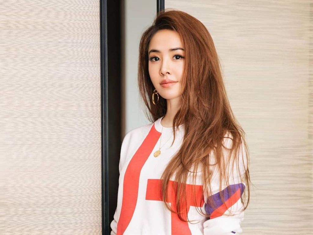 Penyanyi Cantik Kecam Majalah yang Jadikan Bentuk Payudaranya Fokus Berita Penyanyi Cantik Kecam Majalah yang Jadikan Bentuk Payudaranya Fokus Berita