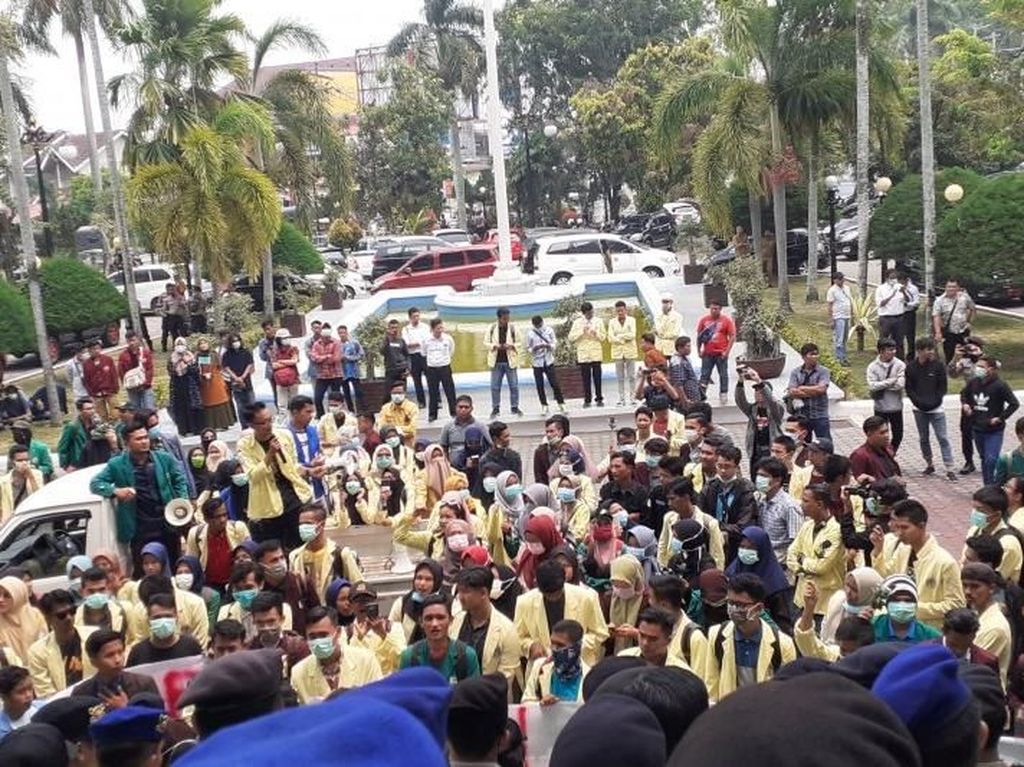 Mahasiswa di Padang Demo Tolak RKUHP, Salah Satunya soal Perkosa Istri Mahasiswa di Padang Demo Tolak RKUHP, Salah Satunya soal Perkosa Istri
