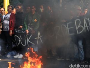 Demo Mahasiswa Save KPK di Bandung Ricuh: Pagar Jebol-Batu Melayang