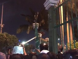 Video Detik-detik Mahasiswa Merusak Pagar DPR