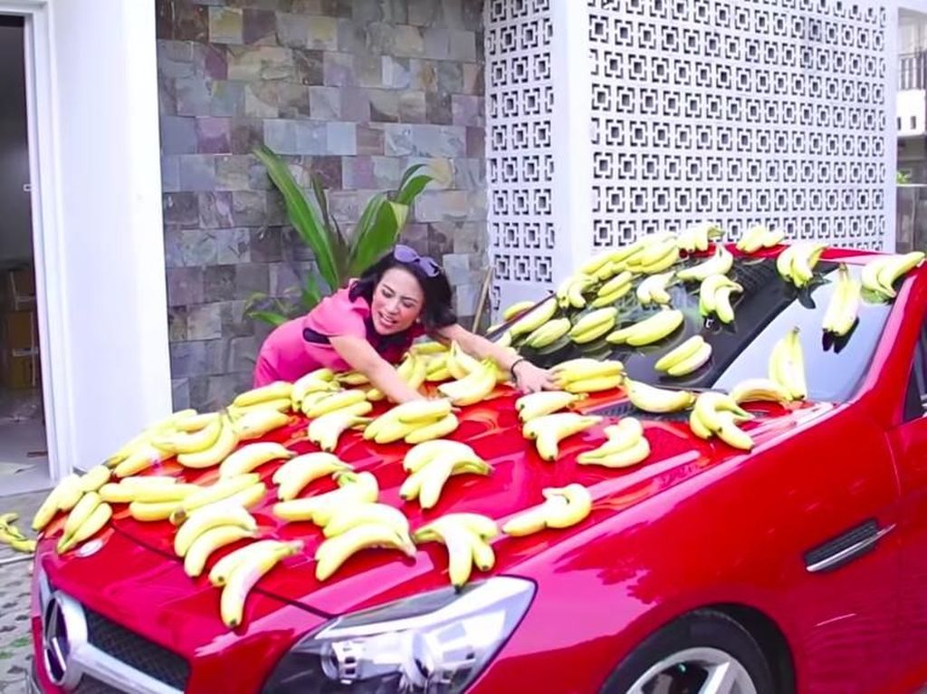 Vanessa Angel Pamer Mercedes Benz Bertabur Pisang Vanessa Angel Pamer Mercedes Benz Bertabur Pisang