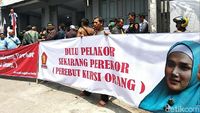 Bawa Spanduk Mulan Pelakor-Perekor, Massa Geruduk DPC Gerindra Garut