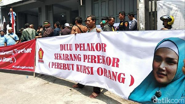 Bawa Spanduk Mulan Pelakor-Perekor, Massa Geruduk DPC Gerindra Garut