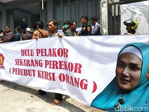 Bawa Spanduk Mulan Pelakor-Perekor, Massa Geruduk DPC Gerindra Garut