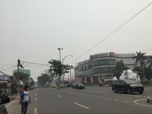 Kabut Asap Masih Tebal, Matahari Tak Terlihat di Medan