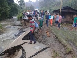 Jalan Provinsi antara Barus-Pakkat Ambles Akibat Luapan Sungai