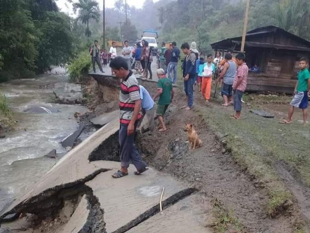 Jalan Provinsi antara Barus-Pakkat Ambles Akibat Luapan Sungai Jalan Provinsi antara Barus-Pakkat Ambles Akibat Luapan Sungai