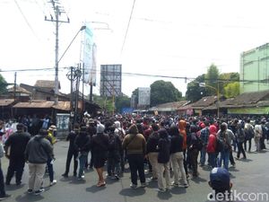 Massa Aksi Gejayan Memanggil Mulai Berkumpul di Pertigaan Colombo Massa Aksi Gejayan Memanggil Mulai Berkumpul di Pertigaan Colombo