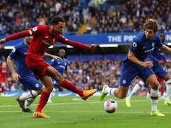 Bekerja sama dengan Mohamed Salah, Trent Alexander-Arnold melepaskan tembakan yang mengarahkan bola ke pojok atas kiri gawang Chelsea. Liverpool memimpin 1-0. Istimewa/Eddie Keogh/Reuters.