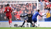 Di menit ke-23, Chelsea nyaris menyamakan kedudukan. Tammy Abraham menerima bola dan tinggal berhadapan dengan Adrian. Namun, sepakannya bisa diblok dengan baik oleh kiper Liverpool tersebut. Istimewa/Laurence Griffiths/Getty Images.