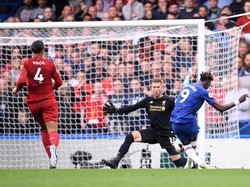 Di menit ke-23, Chelsea nyaris menyamakan kedudukan. Tammy Abraham menerima bola dan tinggal berhadapan dengan Adrian. Namun, sepakannya bisa diblok dengan baik oleh kiper Liverpool tersebut. Istimewa/Laurence Griffiths/Getty Images.