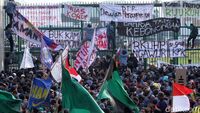 Potret Massa Aksi Demo di Depan Gedung DPR