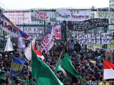 Potret Massa Aksi Demo di Depan Gedung DPR