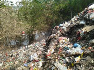 Dinas LH Bogor Tinjau Gunung Sampah di Pinggir Sungai Ciliwung Cilebut