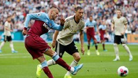 West Ham unggul lebih dulu lewat tendangan Andriy Yarmolenko. Gol itu membuat West Ham unggul 1-0 dari MU satu menit sebelum turun minum. Istimewa/David Klein/Reuters.