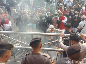 Kawat Berduri Diinjak, Massa Pro-Pimpinan Baru Paksa Masuk KPK
