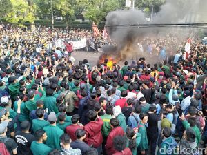 Bakar Ban hingga Lempar Botol Warnai Demo Mahasiswa di Bandung Bakar Ban hingga Lempar Botol Warnai Demo Mahasiswa di Bandung