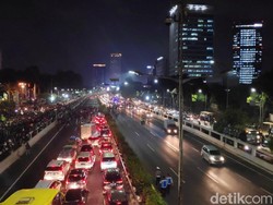 Makin Panas! Mahasiswa Merangsek ke Jalan Tol DPR, Tutup Jalur Slipi-Pancoran