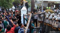 Pagar Jebol Hingga Lemparan Batu Warnai Demo di Bandung