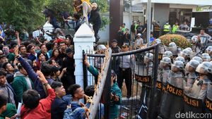 Pagar Jebol Hingga Lemparan Batu Warnai Demo di Bandung