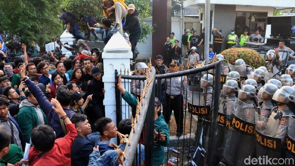 Pagar Jebol Hingga Lemparan Batu Warnai Demo di Bandung