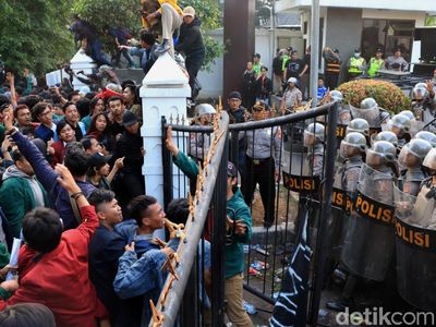 Pagar Jebol Hingga Lemparan Batu Warnai Demo di Bandung